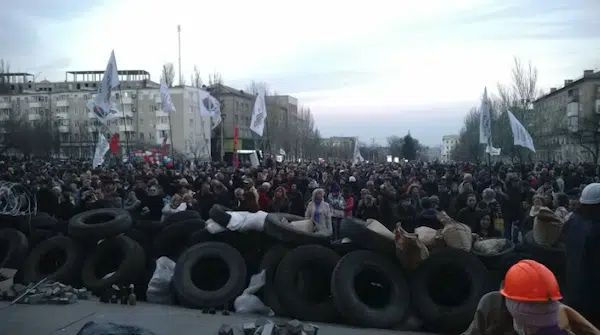 | Anti Maidan protesters gather in front of the occupied Donetsk Oblast regional administration building April 2014 | MR Online